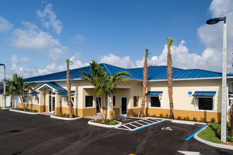 Exterior View of Colonial Gateway Veterinary Center in Boynton Beach, FL